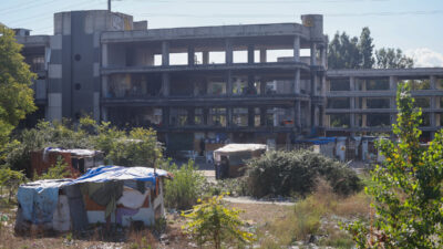 Copertina di Spaccio, omicidi e guerra tra bande: viaggio nel ‘palazzo della droga’ di via Tallone a Roma. “Lo Stato non c’è, ci faremo giustizia da soli”