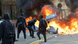 Copertina di Proteste degli studenti in Francia: quasi duemila fermi, trasporti pubblici interrotti, scontri con la polizia. “Un preside cosparso di benzina a Marsiglia”