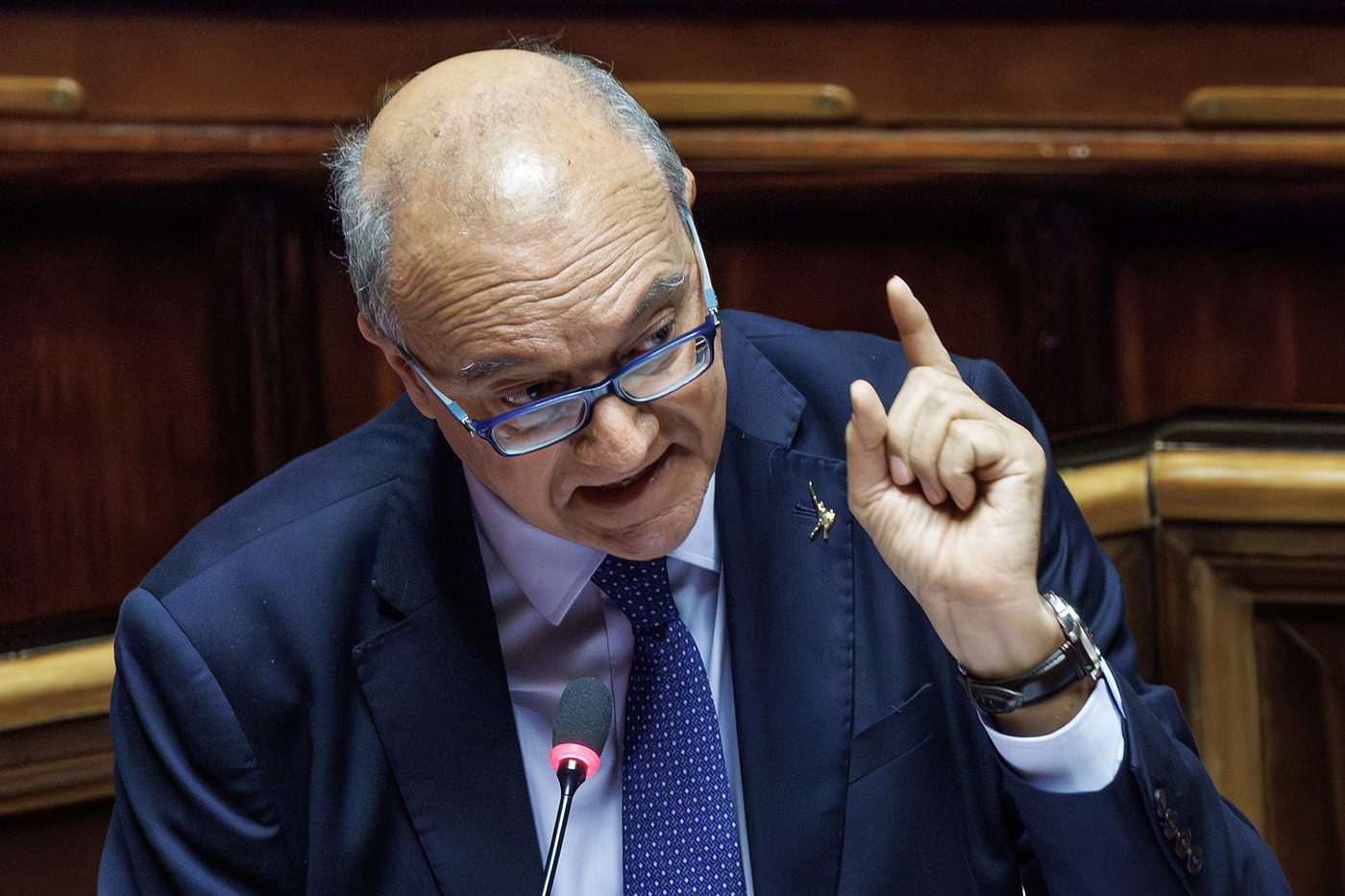Striscione rimosso a Genova, Valditara accusa i docenti: “L’asterisco è ideologia woke, indottrinano i nostri bambini”