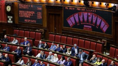 Copertina di Il governo Meloni supera lo scoglio del primo voto segreto: bocciate le pregiudiziali di costituzionalità