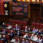 Copertina di Il governo Meloni supera lo scoglio del primo voto segreto: bocciate le pregiudiziali di costituzionalità