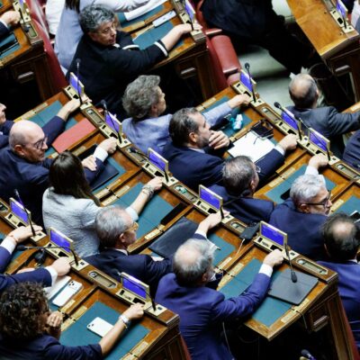 Copertina di Il governo Meloni supera lo scoglio del primo voto segreto: bocciate le pregiudiziali di costituzionalità
