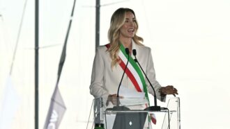 Copertina di Salone nautico Genova, Salis esclusa dal taglio del nastro: il Pd accusa il governo. Meloni “dispiaciuta” chiama la sindaca
