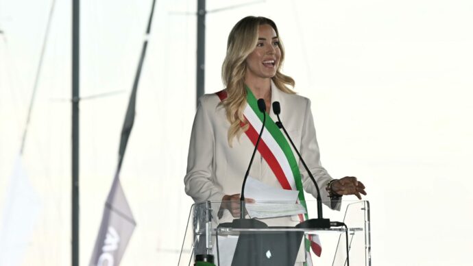Salone nautico Genova, Salis esclusa dal taglio del nastro: il Pd accusa il governo. Meloni “dispiaciuta” chiama la sindaca