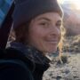 Copertina di Juliette Willmann muore travolta da una valanga in Patagonia: trascinata per 400 metri e sepolta sotto la neve, il marito sopravvive