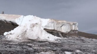 Copertina di “Anno catastrofico per i ghiacciai, e ne arriveranno di peggiori”: l’allarme degli esperti svizzeri dopo l’estate dal caldo record