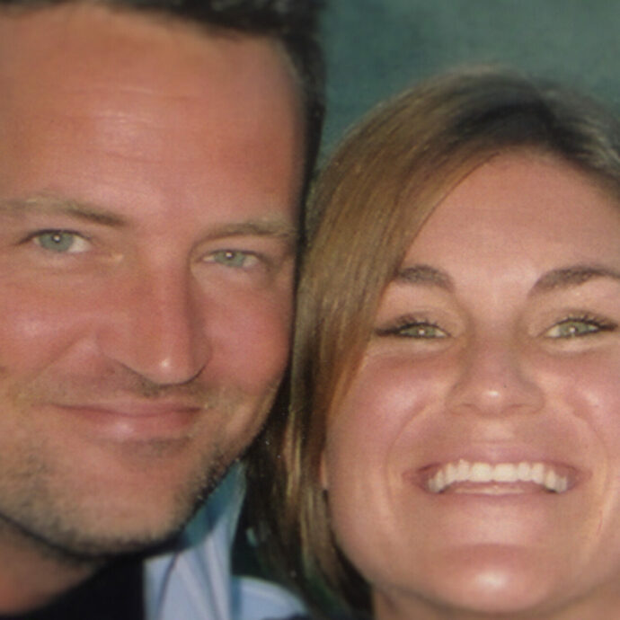 “Mio fratello ha speso 7 milioni di dollari per cercare di disintossicarsi. Dà l’idea di quanto prendesse sul serio la sua malattia”: parla la sorella di Matthew Perry