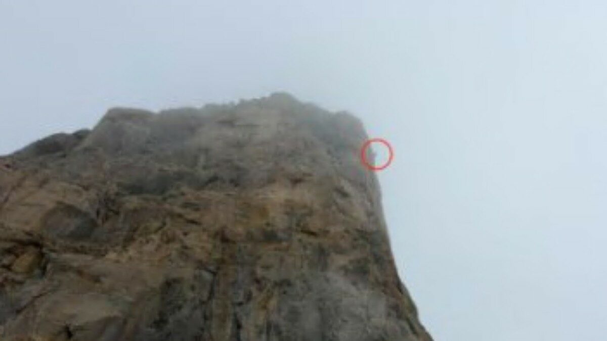 Alpinista resta per ore sospeso nel vuoto a 40 metri dalla vetta: salvato dall’elicottero, la compagna è ancora in parete