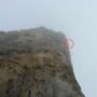 Copertina di Alpinista resta per ore sospeso nel vuoto a 40 metri dalla vetta: salvato dall’elicottero, la compagna è ancora in parete