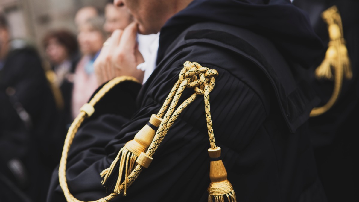 l8217avvocata in aula si scusa per non avere la toga e il giudice commenta per me pu242 levarsi anche la maglietta da Ilfattoquotidiano.it l8217avvocata in aula si scusa per non avere la toga e il giudice commenta per me pu242 levarsi anche la maglietta