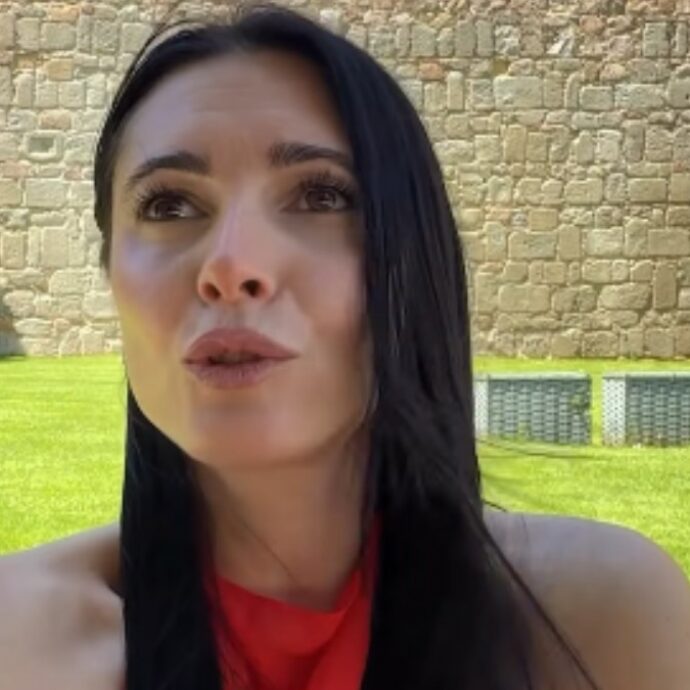 “Mi presentavo come ‘la ragazza in carrozzina’. Poi una frase del mio parrucchiere mi ha fatto riflettere. Quando mia figlia mi ha chiesto perché non potesse vedermi in piedi mi si è spezzato il cuore”: parla Giulia Lamarca