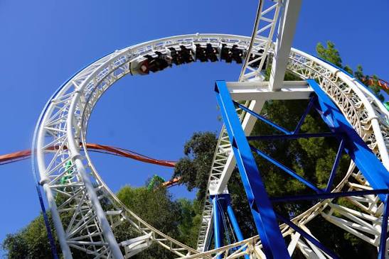 “Oltre 100 persone hanno riportato lesioni cerebrali catastrofiche. Alcuni stanno ancora lottando per riprendere in mano la propria vita”: chiuse le montagne russe Six Flags Magic Mountain