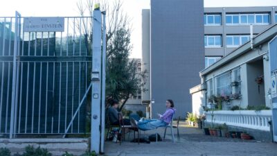 Copertina di Milano, 20enne picchiato davanti al liceo Einstein per aver staccato dei manifesti di Blocco Studentesco