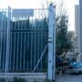 Copertina di Milano, 20enne picchiato davanti al liceo Einstein per aver staccato dei manifesti di Blocco Studentesco