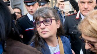 Copertina di Garlasco, la madre di Sempio intercettata: “Aveva e ha ancora il 44”. Le consulenze sull’impronta della scarpa: “Ha un piede di 2 centimetri più lungo delle scarpe dell’assassino”