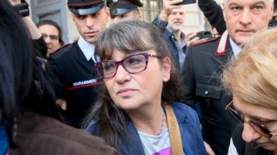 Copertina di Garlasco, la madre di Sempio intercettata: “Aveva e ha ancora il 44”. Le consulenze sull’impronta della scarpa: “Ha un piede di 2 centimetri più lungo delle scarpe dell’assassino”