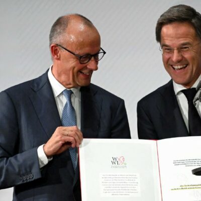 Copertina di Premi paradosso. Il guerrafondaio Mark Rutte ritira il riconoscimento per la Pace di Vestfalia