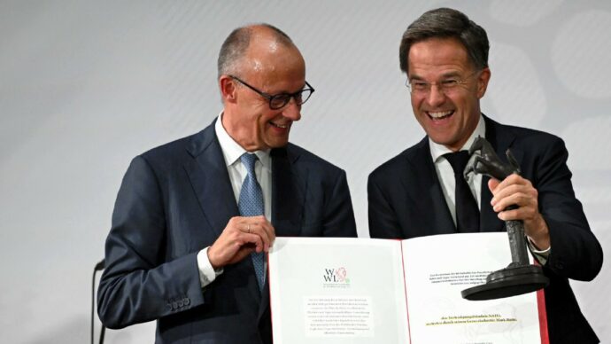 Premi paradosso. Il guerrafondaio Mark Rutte ritira il riconoscimento per la Pace di Vestfalia