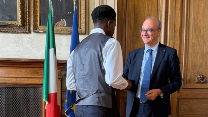 Roma, premiato l’allievo 13enne che fermò l’aggressore della prof