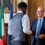 Copertina di Roma, premiato l’allievo 13enne che fermò l’aggressore della prof