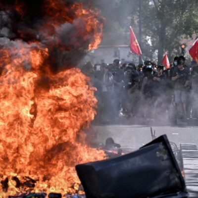 Copertina di Francia, studenti protestano contro i tagli: licei e università bloccati, incendi, un ferito