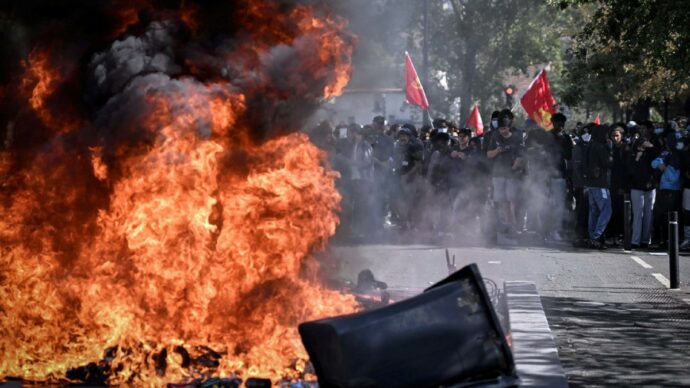 Francia, studenti protestano contro i tagli: licei e università bloccati, incendi, un ferito