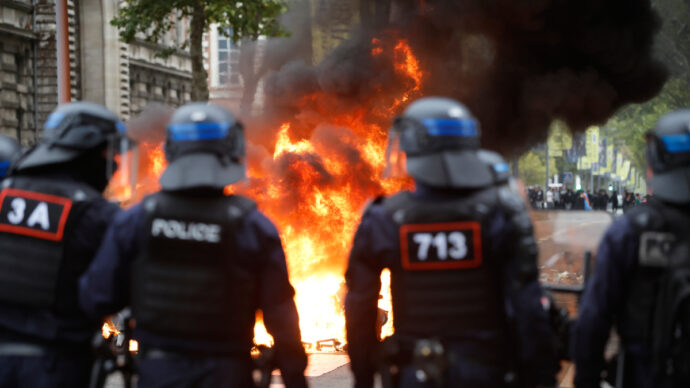 Proteste degli studenti in Francia: oltre 600 fermi, trasporti pubblici interrotto. “Un preside cosparso di benzina a Marsiglia”