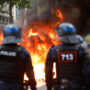 Copertina di Proteste degli studenti in Francia: oltre 600 fermi, trasporti pubblici interrotto. “Un preside cosparso di benzina a Marsiglia”