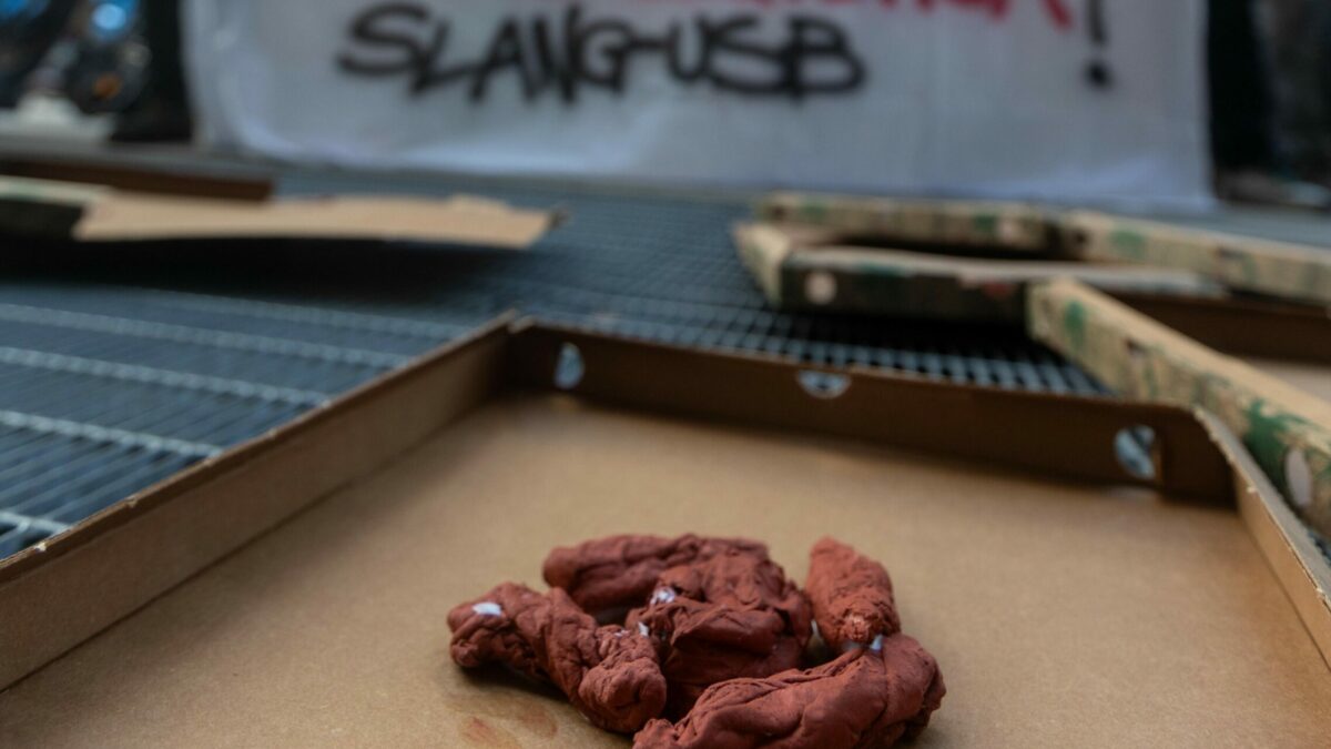 mangiate la m8230 che fate mangiare a noi la protesta dei rider a milano sotto la sede di glovo da Ilfattoquotidiano.it mangiate la m8230 che fate mangiare a noi la protesta dei rider a milano sotto la sede di glovo