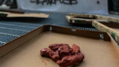 Copertina di “Mangiate la m… che fate mangiare a noi”, la protesta dei rider a Milano sotto la sede di Glovo