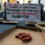 Copertina di “Mangiate la m… che fate mangiare a noi”, la protesta dei rider a Milano sotto la sede di Glovo