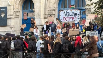 Copertina di Francia, studenti in rivolta: ecco la nuova gioventù che guarda a Mélenchon e fa fronte comune con i prof. “Diritto allo studio”. Le ragioni della protesta