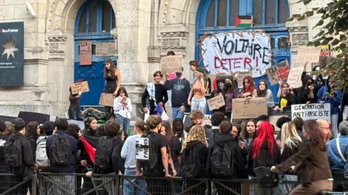Francia, studenti in rivolta: ecco la nuova gioventù che guarda a Mélenchon e fa fronte comune con i prof. “Diritto allo studio”. Le ragioni della protesta