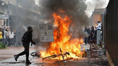 Copertina di Proteste degli studenti in Francia: oltre 600 fermi, trasporti pubblici interrotti. “Un preside cosparso di benzina a Marsiglia”