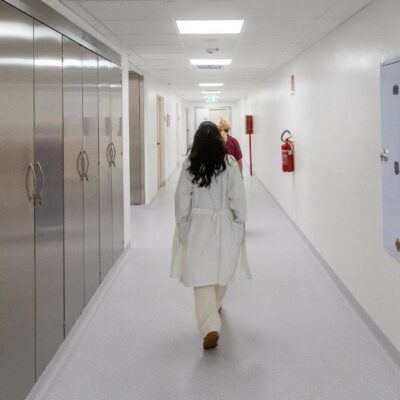 Copertina di Fuga dei medici dagli ospedali: “Nel 2025 quasi 4mila dimissioni, più dei pensionamenti. Ogni 100 assunti, 43 se ne vanno”