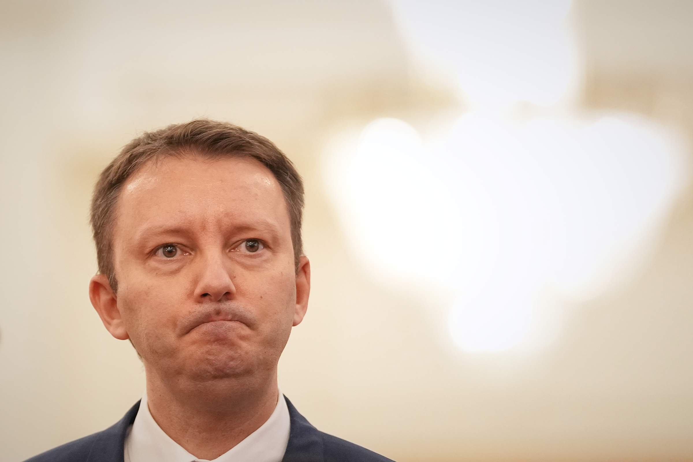 Continua la crisi politica in Romania: il Parlamento non vota la fiducia al premier designato Muresan. E l’estrema destra è prima nei sondaggi