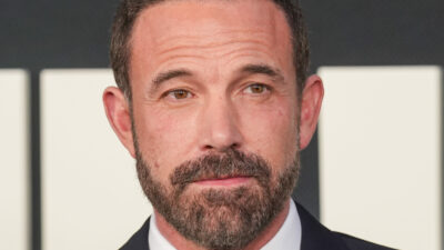 Copertina di “Ho perso entrambi i genitori in pochi mesi. Così ripenso alla mia infanzia”: Ben Affleck rompe il silenzio e la verità su sua madre commuove tutti