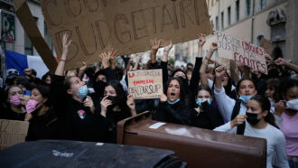 Copertina di Proteste studenti in Francia, azioni in oltre 500 scuole e più di 600 fermati. Il governo: “40 presidi feriti. Per i danni paghino i genitori”