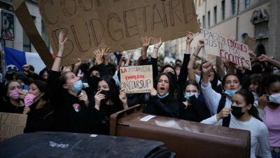 Copertina di Proteste studenti in Francia, azioni in oltre 500 scuole e più di 600 fermati. Il governo: “40 presidi feriti. Per i danni paghino i genitori”