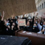 Copertina di Proteste studenti in Francia, almeno 100 scuole chiuse. Il governo: “40 presidi feriti. Per i danni paghino i genitori”