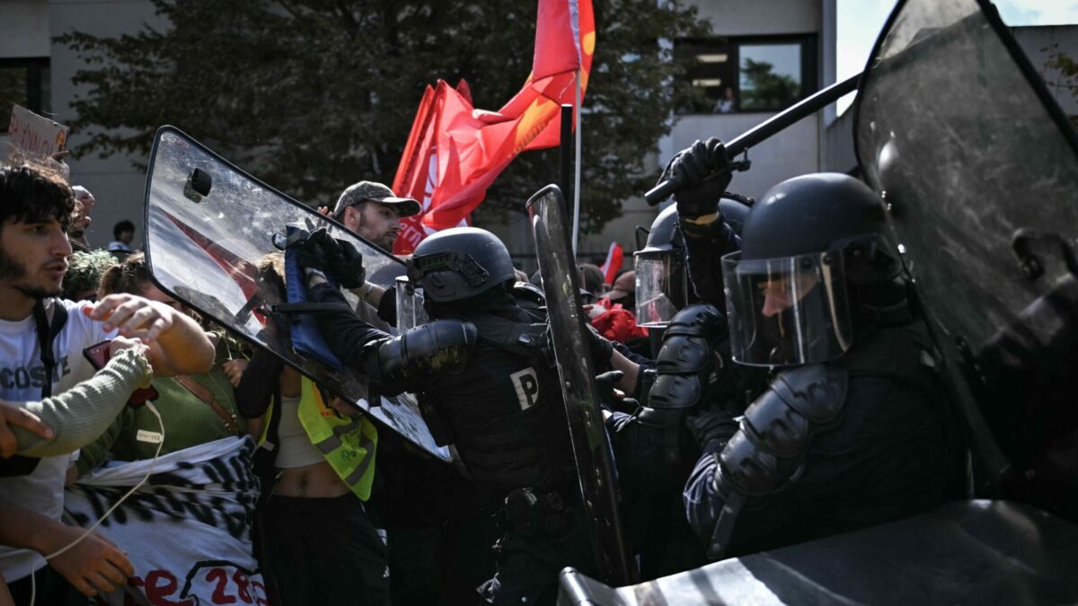 Proteste studenti in Francia, ancora fiamme a Parigi. Il governo: “40 presidi feriti e oltre 100 scuole danneggiate. Ora paghino i genitori”