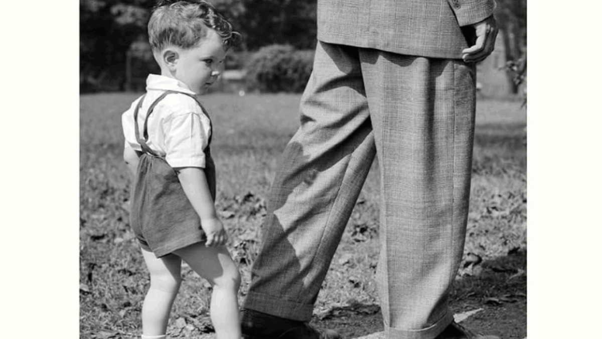 Una sconosciuta gli manda la foto del padre bambino e riapre il passato: Eraldo Affinati racconta la sua famiglia in “Nella palude del padre”