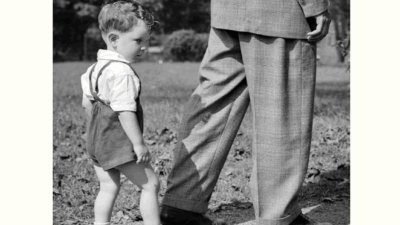Copertina di Una sconosciuta gli manda la foto del padre bambino e riapre il passato: Eraldo Affinati racconta la sua famiglia in “Nella palude del padre”