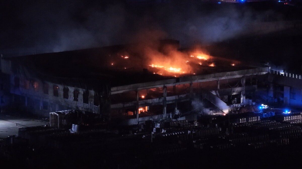 Incendio in un’azienda di laterizi nel Vicentino: le immagini notturne dal drone
