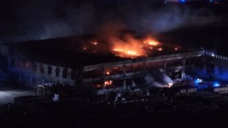 Copertina di Incendio in un’azienda di laterizi nel Vicentino: le immagini notturne dal drone