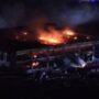 Copertina di Incendio in un’azienda di laterizi nel Vicentino: le immagini notturne dal drone