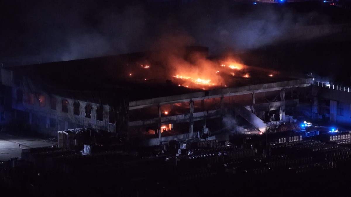 incendio in un8217azienda di laterizi nel vicentino le immagini notturne dal drone da Ilfattoquotidiano.it incendio in un8217azienda di laterizi nel vicentino le immagini notturne dal drone