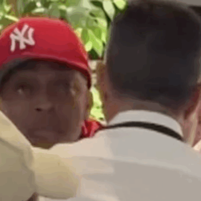 Un uomo grida a Spike Lee: “Dillo, dillo, Fuck Palestine!”. Il regista esplode e lo staff cerca di fermarlo