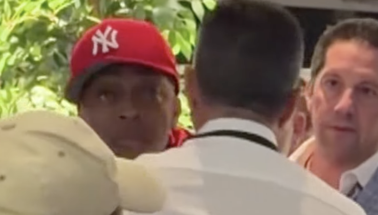 Un uomo grida a Spike Lee: “Dillo, dillo, Fuck Palestine!”. Il regista esplode e lo staff cerca di fermarlo