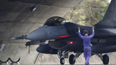 Copertina di Taiwan riceve i nuovi jet F-16 dagli Usa, ma con tre anni di ritardo. Xi Jinping: “No alle interferenze esterne”